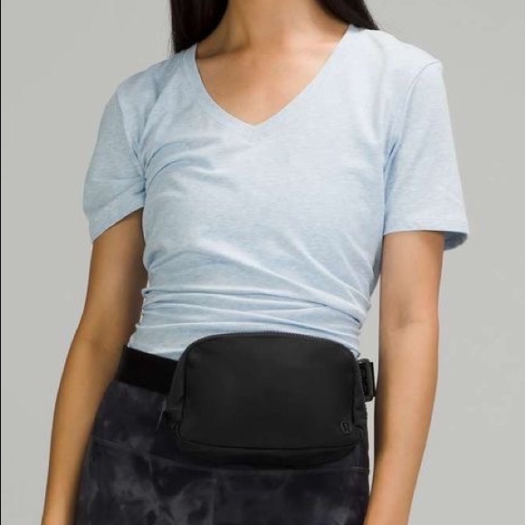 NEW Lululemon Everywhere Belt Bag Black - Picture 15 of 17